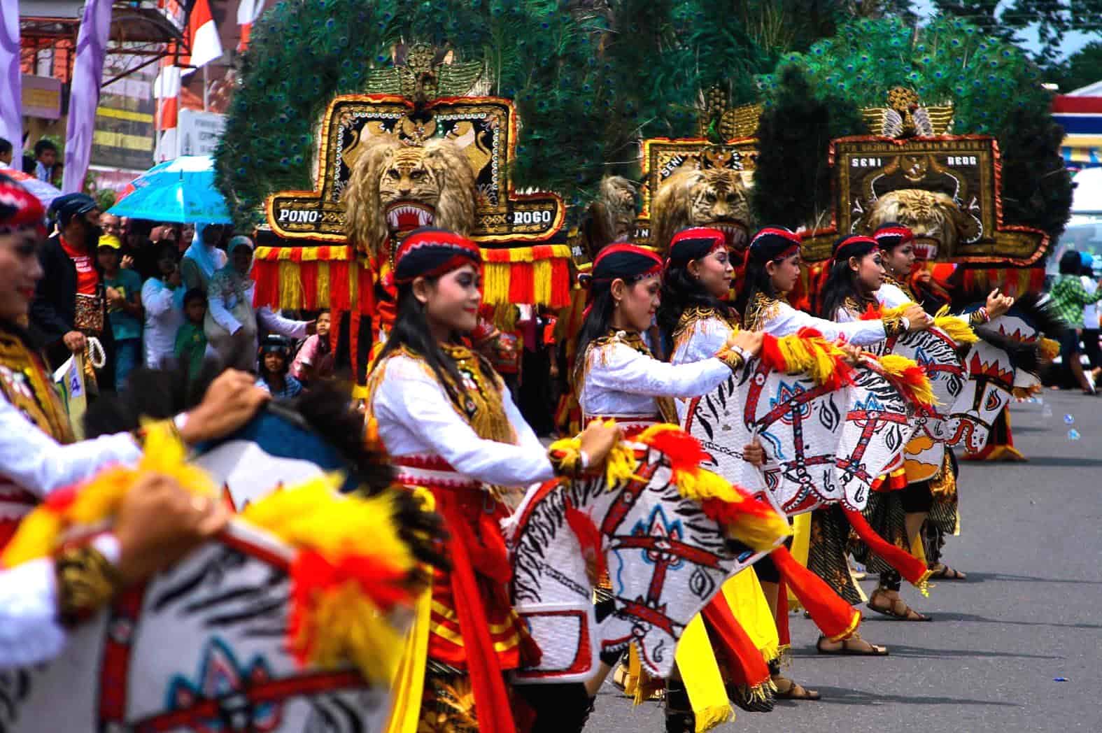 Top 7 Traditional Dances of Indonesia (#5 is Popular