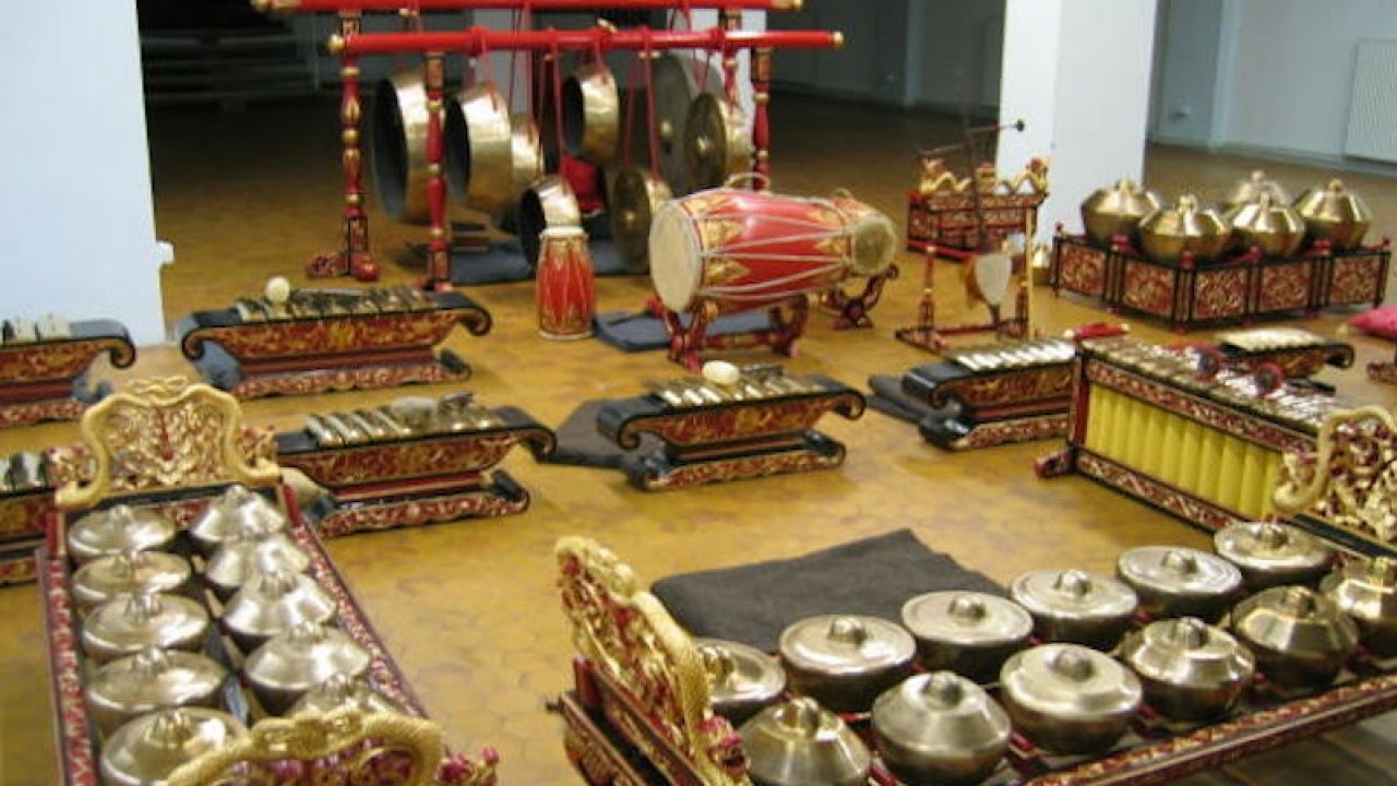 how are gamelan ensembles conducted