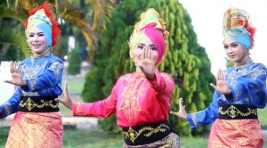 Traditional Dances from West Sumatra (Laweut Dance)