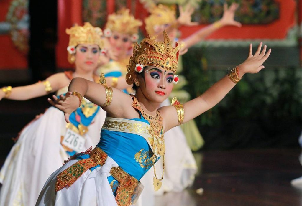 Traditional Dances From Bali (Tari Pendet)