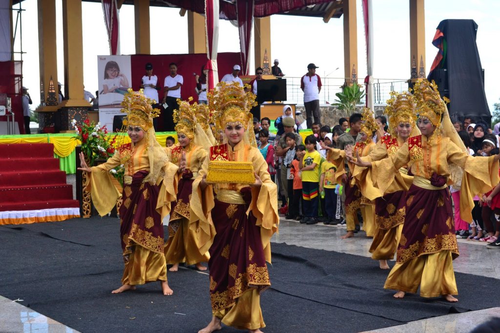 Traditional Dances from Riau (Tari Persembahan)