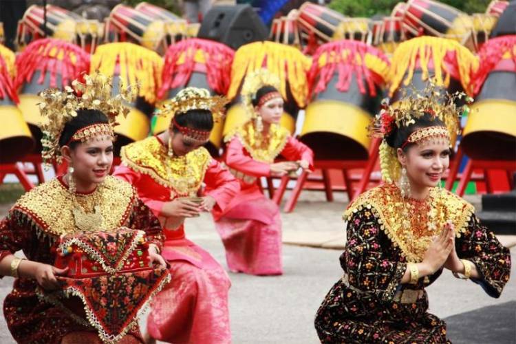 Traditional Dances From Jambi (Sekapur Sirih Dance)