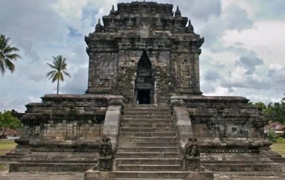 Differences Between Hindu and Buddhist Temple in Indonesia